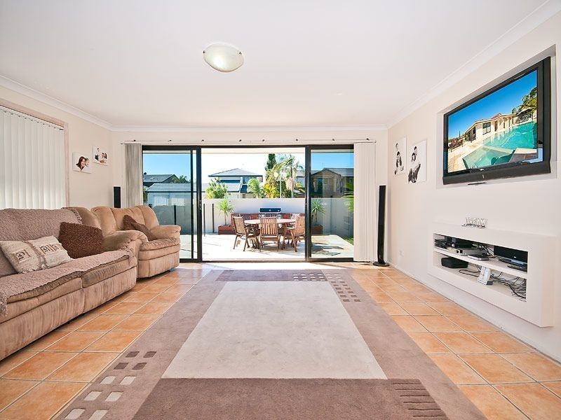 2 Ireby Court, Mermaid Waters QLD 4218