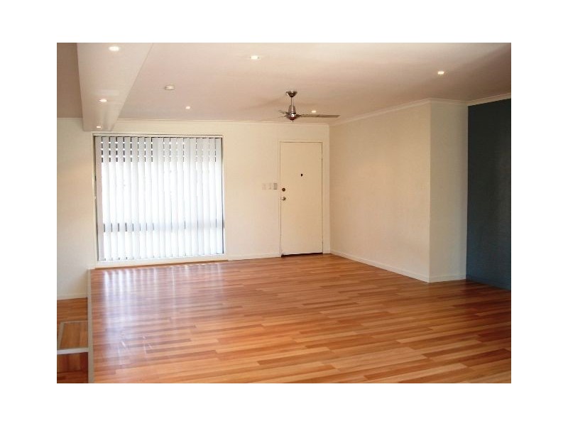 109 Hooker Blvd, Broadbeach Waters QLD 4218