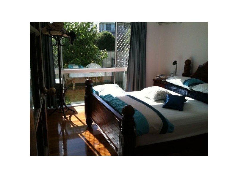 14 Allambi Ave, Broadbeach Waters QLD 4218