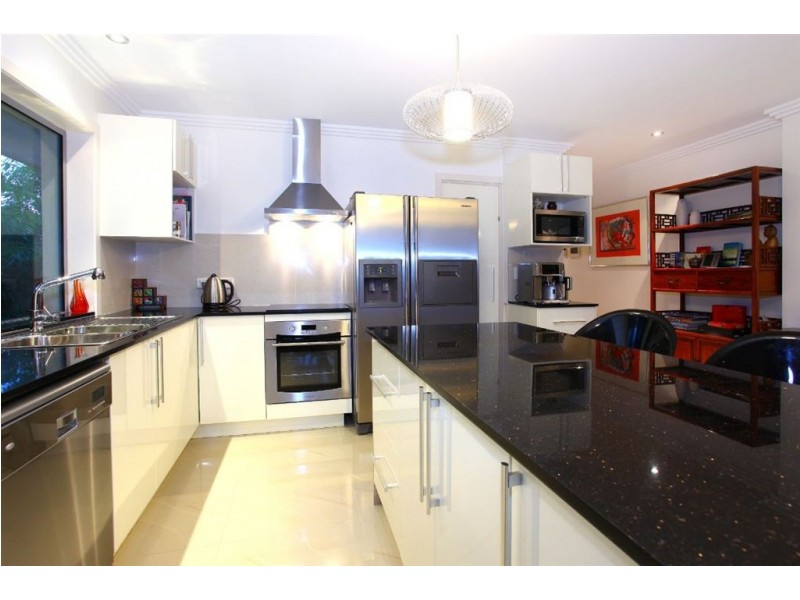 1 La Spezia Court, Isle Of Capri QLD 4217