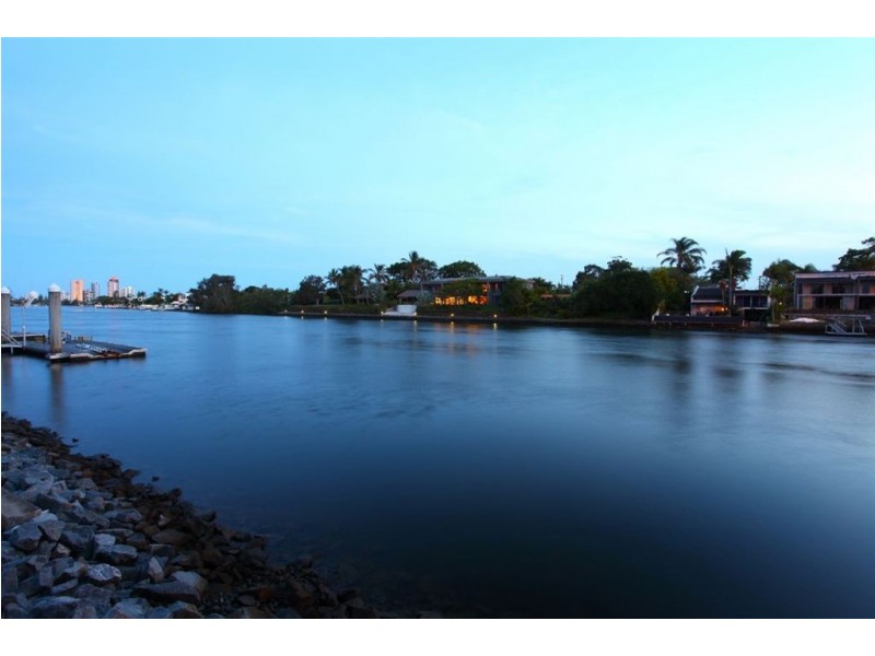 1 La Spezia Court, Isle Of Capri QLD 4217