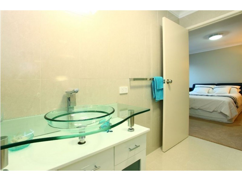 1 La Spezia Court, Isle Of Capri QLD 4217