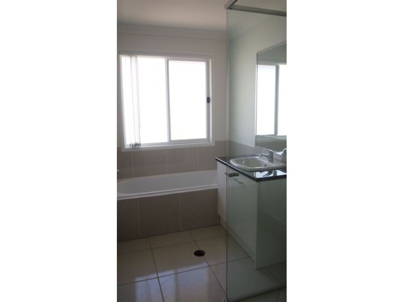 33 South Bay Drive, Varsity Lakes QLD 4227