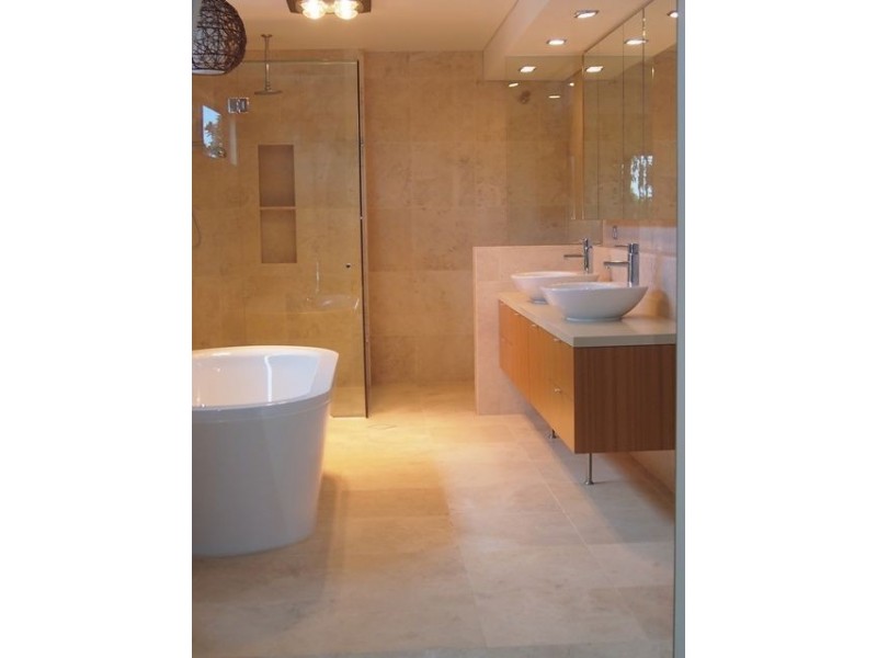 20 Maureen Court, Broadbeach Waters QLD 4218