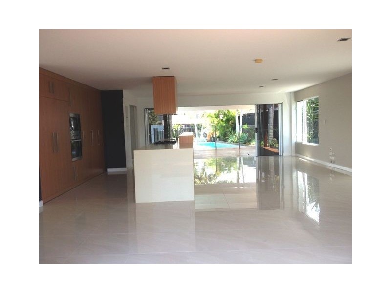 20 Maureen Court, Broadbeach Waters QLD 4218