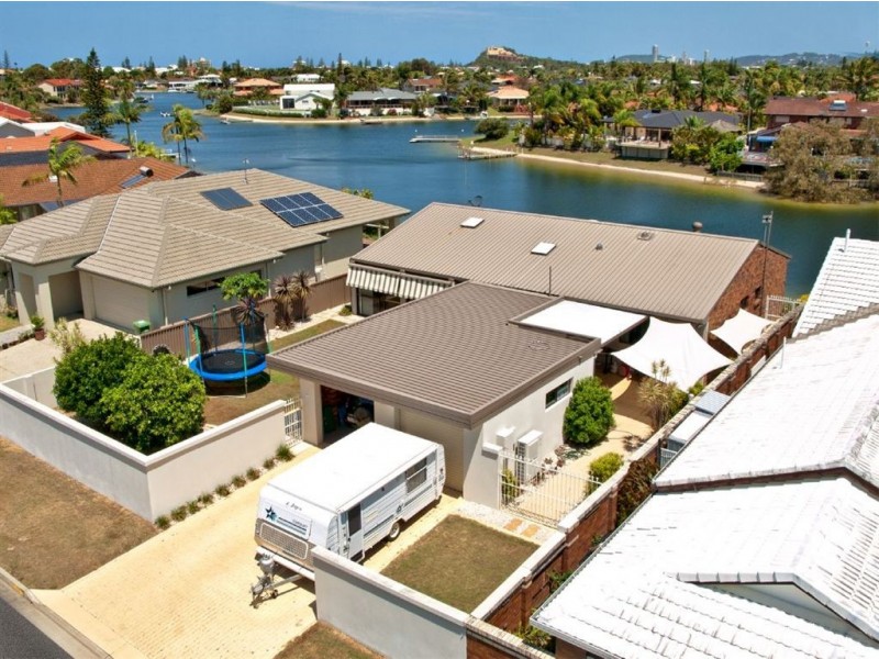 11 Weatherly Avenue, Mermaid Waters QLD 4218