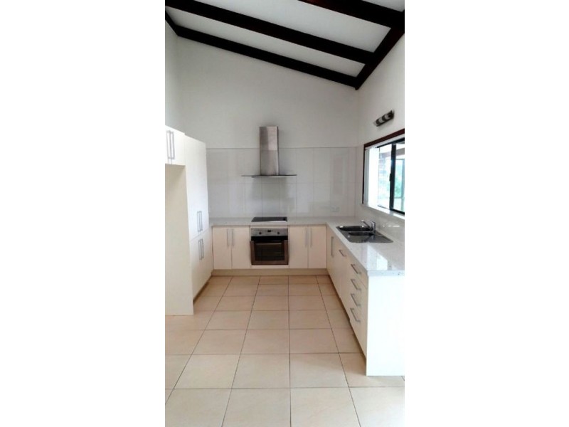 11 Weatherly Avenue, Mermaid Waters QLD 4218