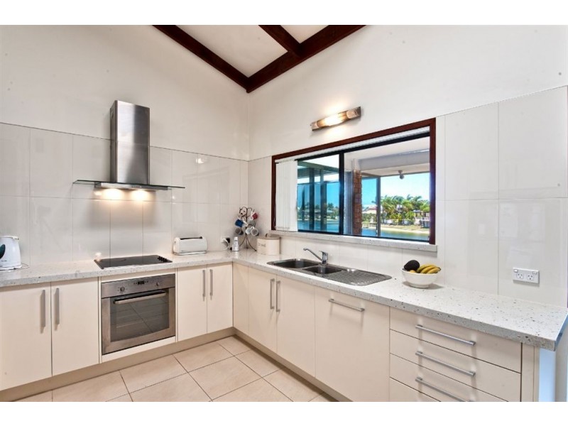 11 Weatherly Avenue, Mermaid Waters QLD 4218