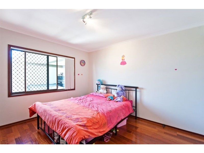 11 Weatherly Avenue, Mermaid Waters QLD 4218