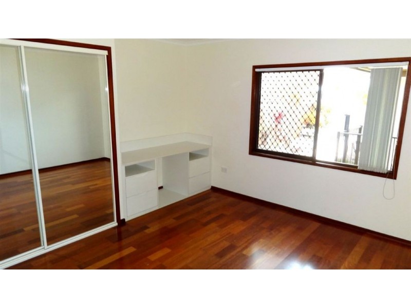 11 Weatherly Avenue, Mermaid Waters QLD 4218