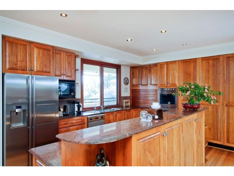 1 De Haviland Avenue, Benowa QLD 4217