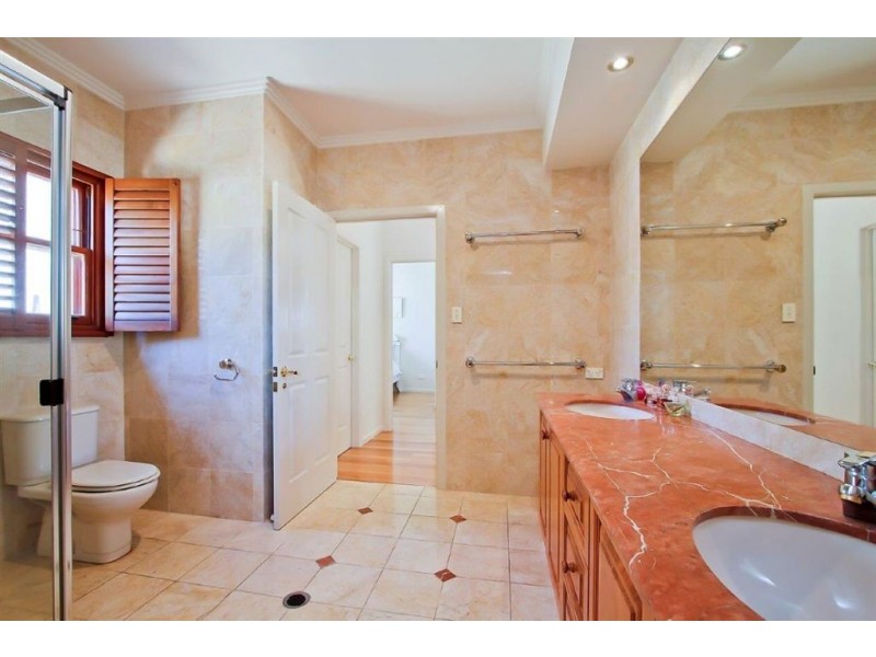 1 De Haviland Avenue, Benowa QLD 4217