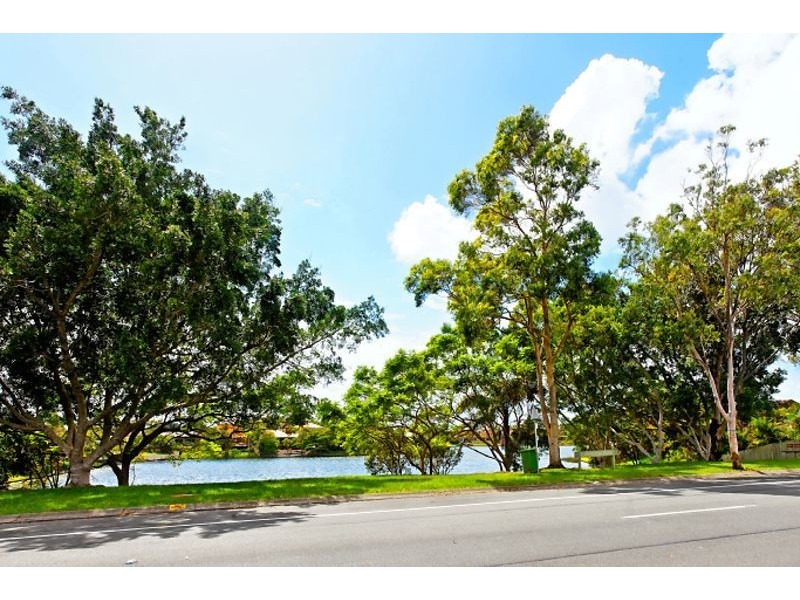 2 Henning Court, Mermaid Waters QLD 4218