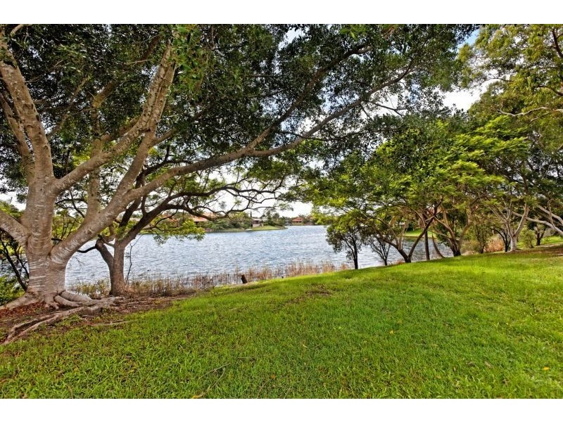 2 Henning Court, Mermaid Waters QLD 4218