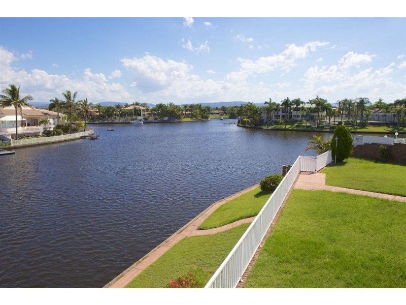 8 Crestmore Court, Mermaid Waters QLD 4218