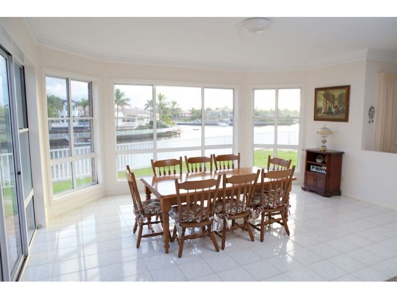 8 Crestmore Court, Mermaid Waters QLD 4218