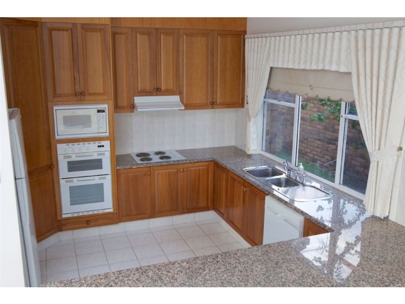 8 Crestmore Court, Mermaid Waters QLD 4218