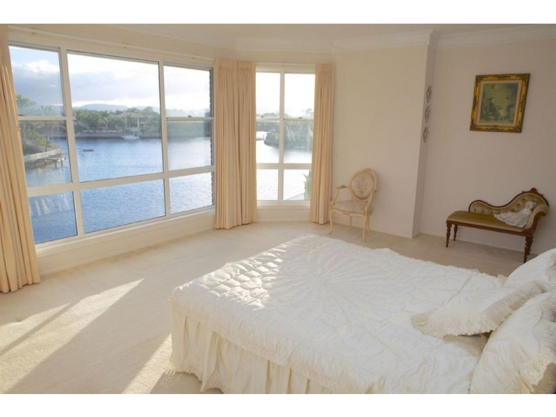 8 Crestmore Court, Mermaid Waters QLD 4218