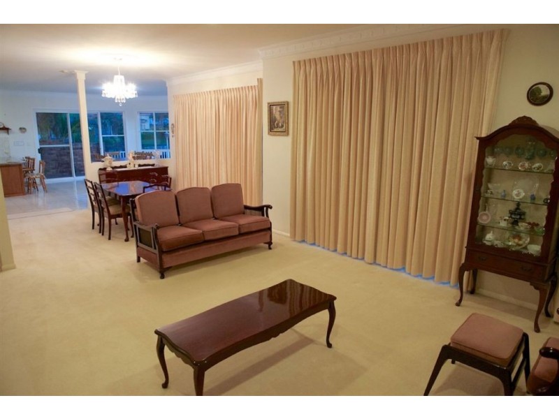 8 Crestmore Court, Mermaid Waters QLD 4218