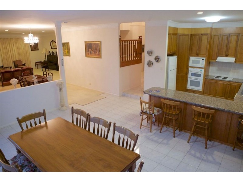 8 Crestmore Court, Mermaid Waters QLD 4218