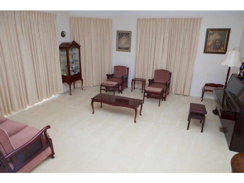 8 Crestmore Court, Mermaid Waters QLD 4218