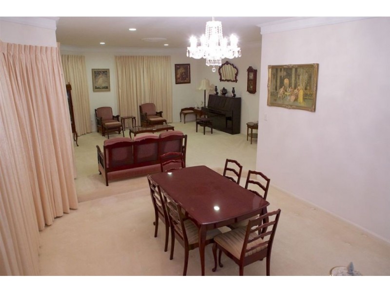 8 Crestmore Court, Mermaid Waters QLD 4218