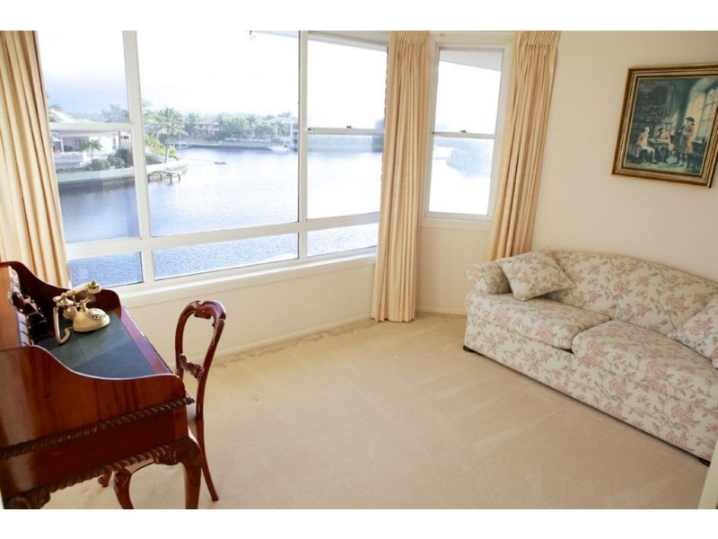 8 Crestmore Court, Mermaid Waters QLD 4218