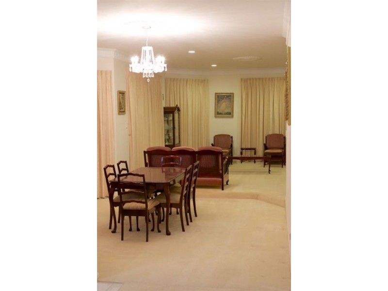 8 Crestmore Court, Mermaid Waters QLD 4218