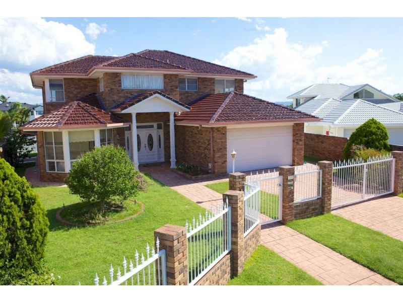 8 Crestmore Court, Mermaid Waters QLD 4218