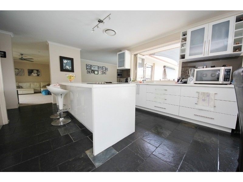 6 Haslewood Court, Mermaid Waters QLD 4218