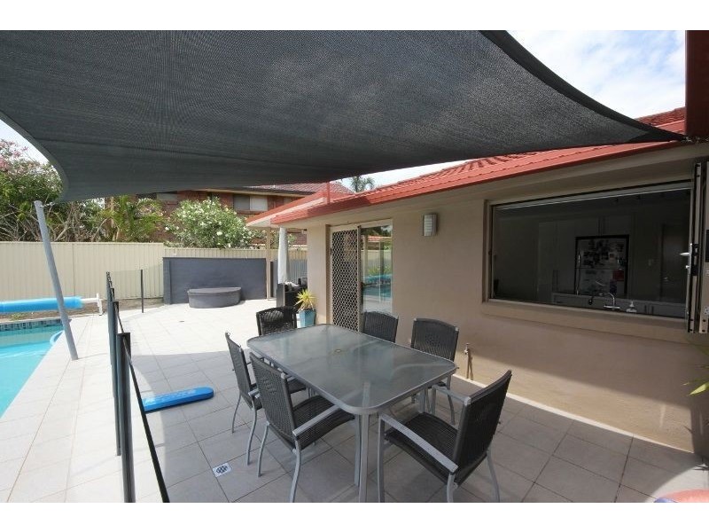 6 Haslewood Court, Mermaid Waters QLD 4218