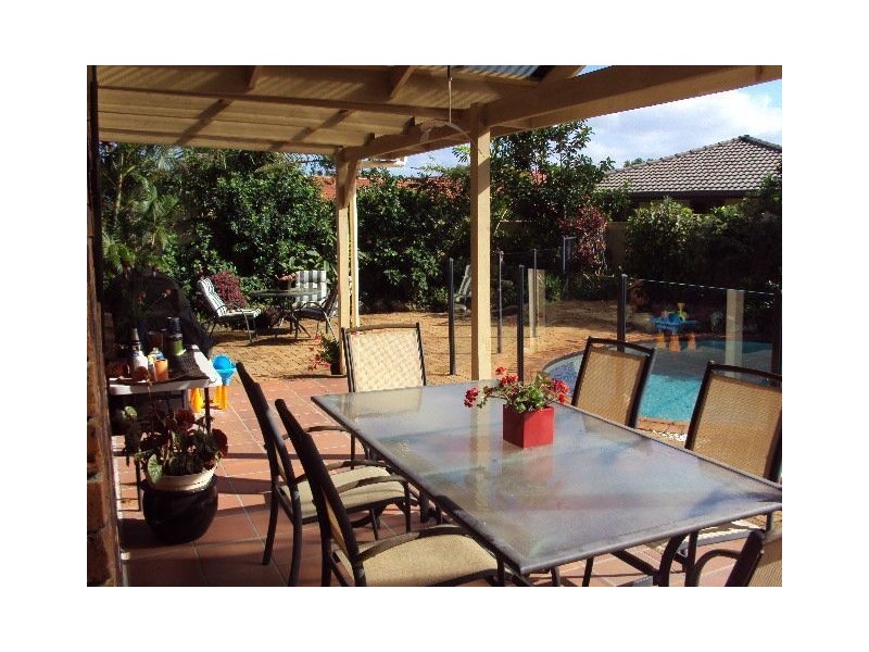 8 Haslewood Court, Mermaid Waters QLD 4218