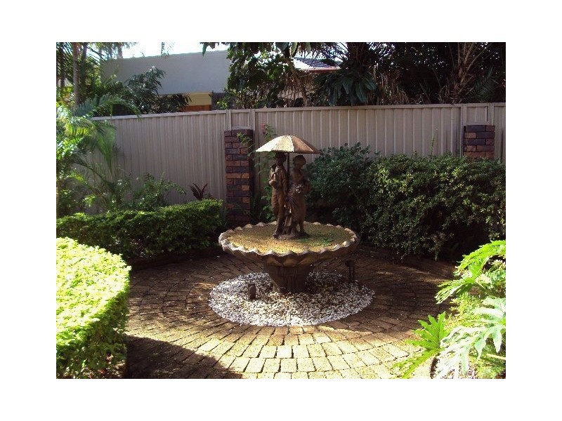 8 Haslewood Court, Mermaid Waters QLD 4218