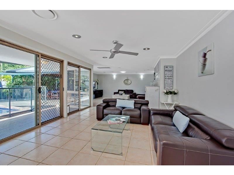 1 Evans Drive, Benowa QLD 4217