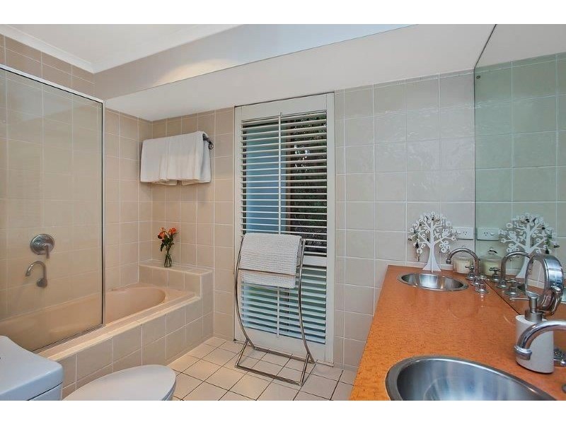 1 Evans Drive, Benowa QLD 4217