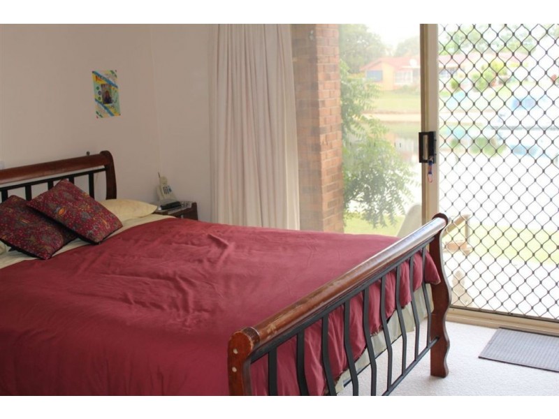 19 Alma Street, Broadbeach Waters QLD 4218