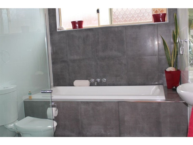 19 Alma Street, Broadbeach Waters QLD 4218