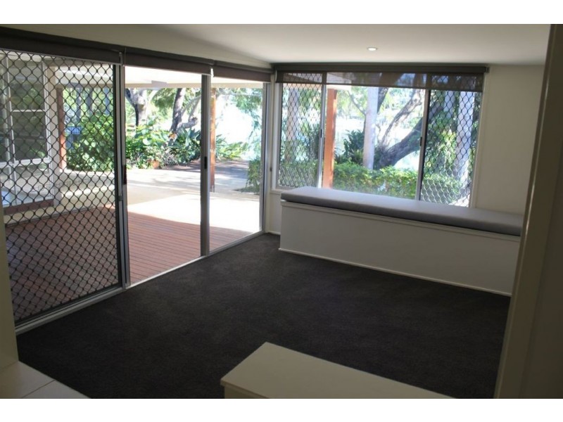 19 Holland Court, Broadbeach Waters QLD 4218
