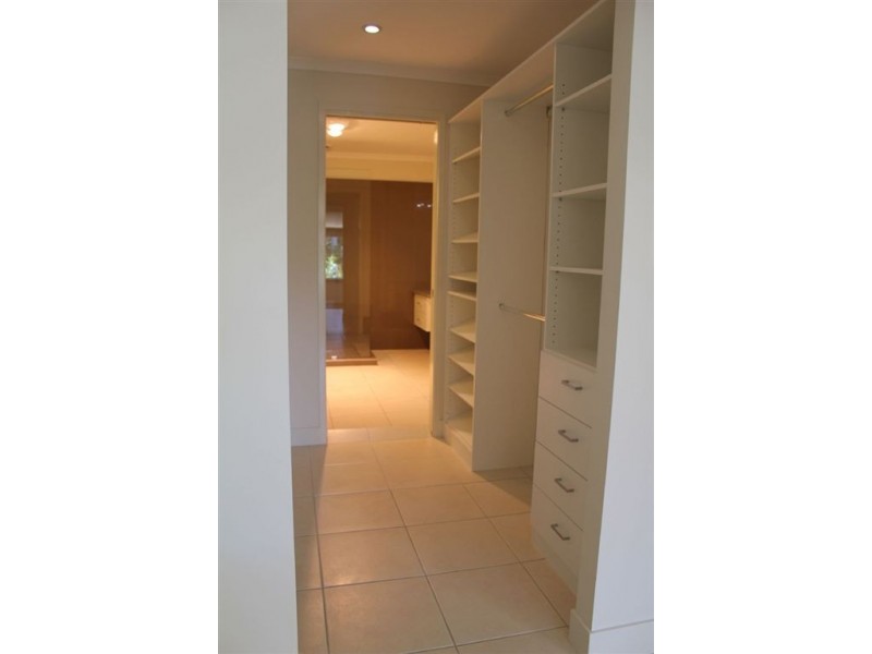 19 Holland Court, Broadbeach Waters QLD 4218