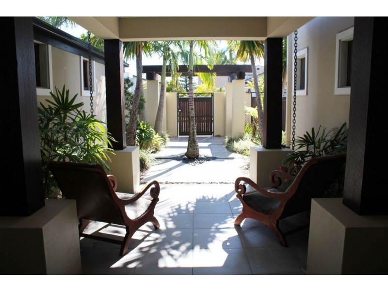 16 Sophie Avenue, Broadbeach Waters QLD 4218