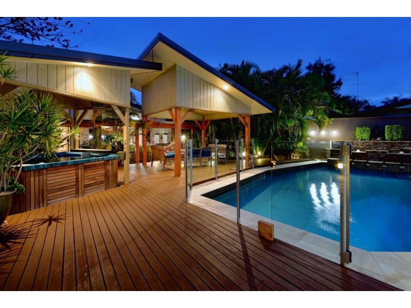118 Savoy Drive, Broadbeach Waters QLD 4218