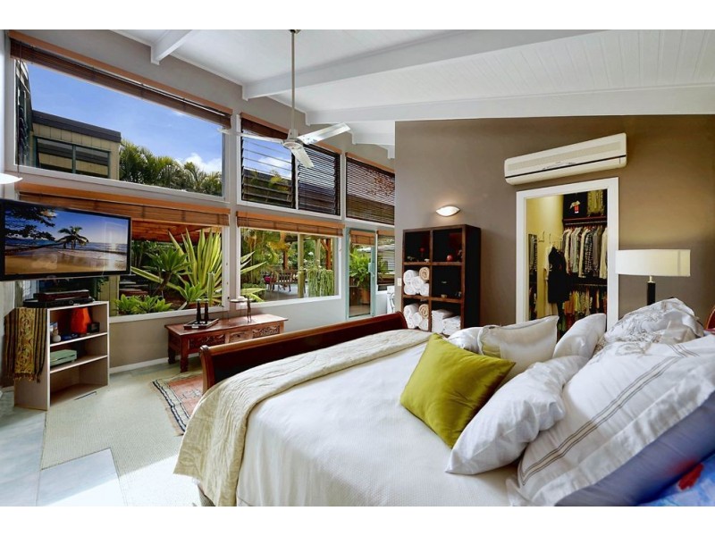 118 Savoy Drive, Broadbeach Waters QLD 4218