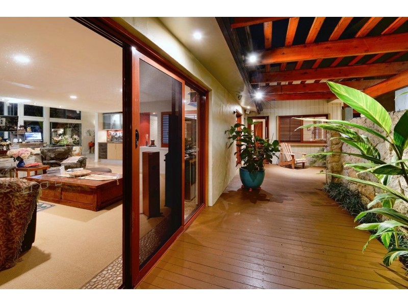 118 Savoy Drive, Broadbeach Waters QLD 4218