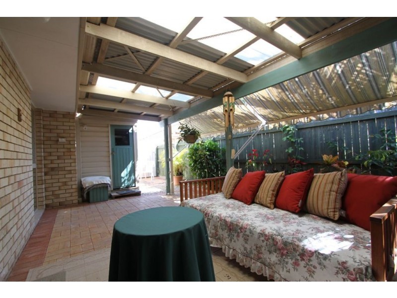1/4 Gemma Glade, Labrador QLD 4215