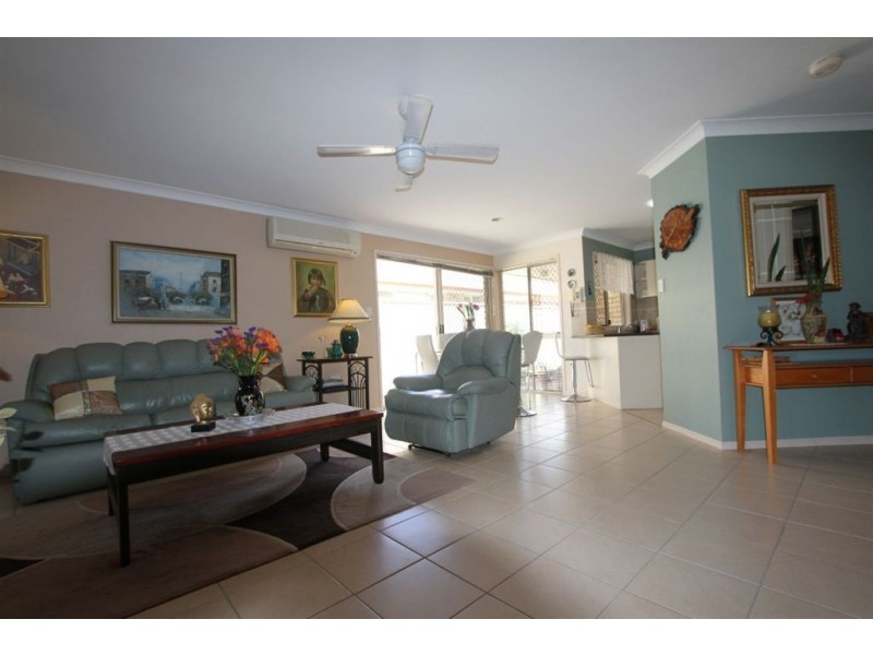 1/4 Gemma Glade, Labrador QLD 4215