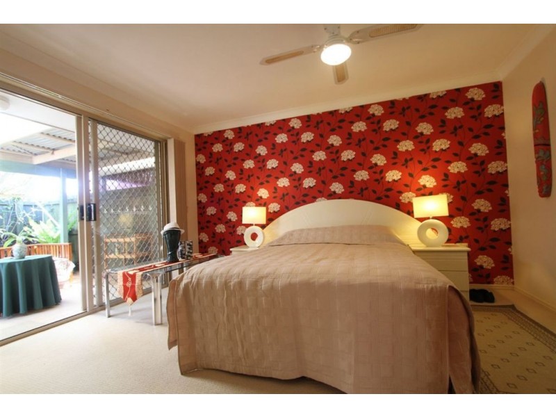 1/4 Gemma Glade, Labrador QLD 4215