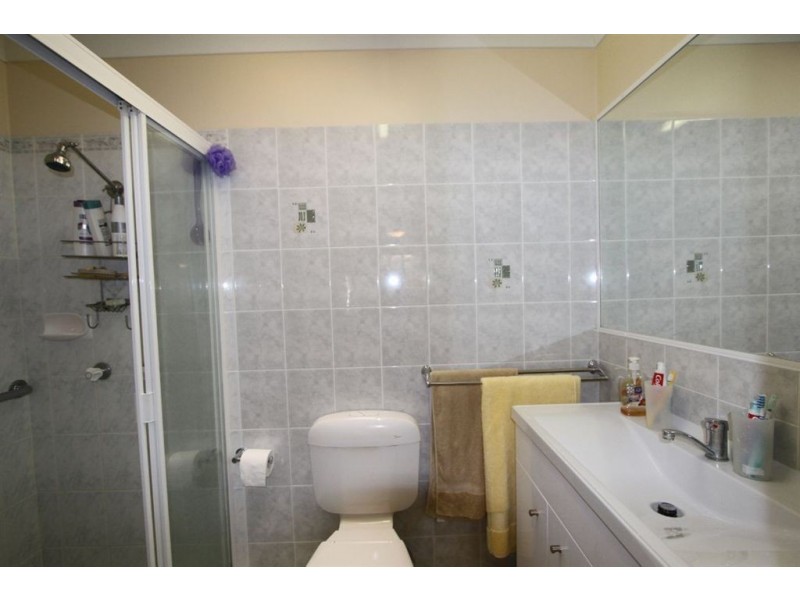 1/4 Gemma Glade, Labrador QLD 4215