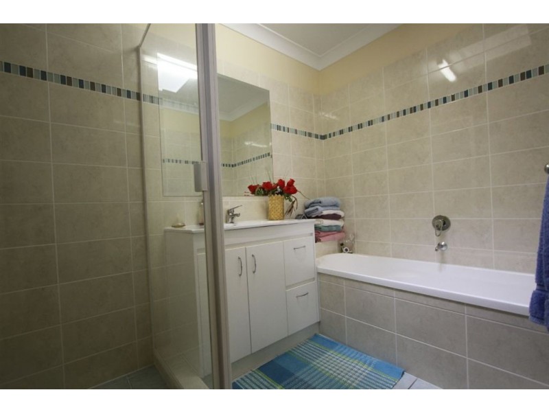 1/4 Gemma Glade, Labrador QLD 4215