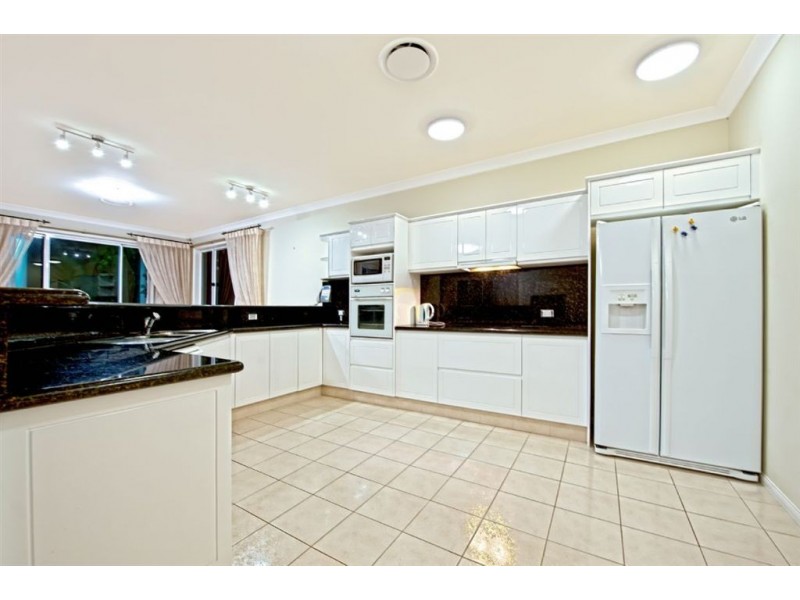 4 Witt Avenue, Carrara QLD 4211