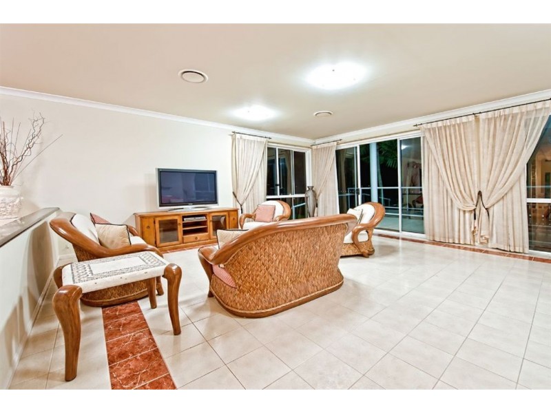 4 Witt Avenue, Carrara QLD 4211